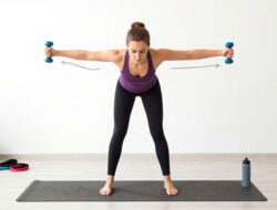 Cara Melakukan Gerakan Reverse Fly Guna Memperbaiki Postur Bahu Yang Bungkuk