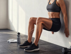 Manfaat Melakukan Gerakan “Wall Sit” untuk Kekuatan Otot Paha dan Kaki