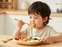Tips Mengurangi Penggunaan Plastik pada Perlengkapan Makan Anak